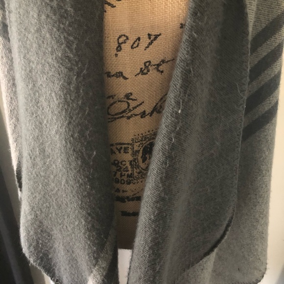 Two tone grey wrap. One size. BB Dakota - Picture 2 of 4